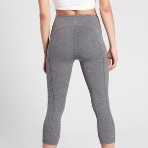 ATHLETA ULTIMATE STASH POCKET CAPRI MARLED PATTERN IN GRAY HEATHER SIZE S
